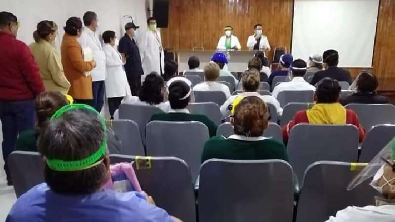 Siguen reclamos por insumos en IMSS, ahora exhiben carencias de trabaj...