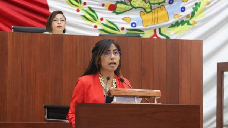 María Felix Pluma depósito a su cuenta 10 cheques de recursos de ges...