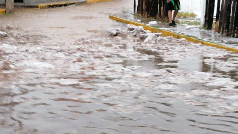 Granizada pega a la zona centro y provoca severos encharcamientos