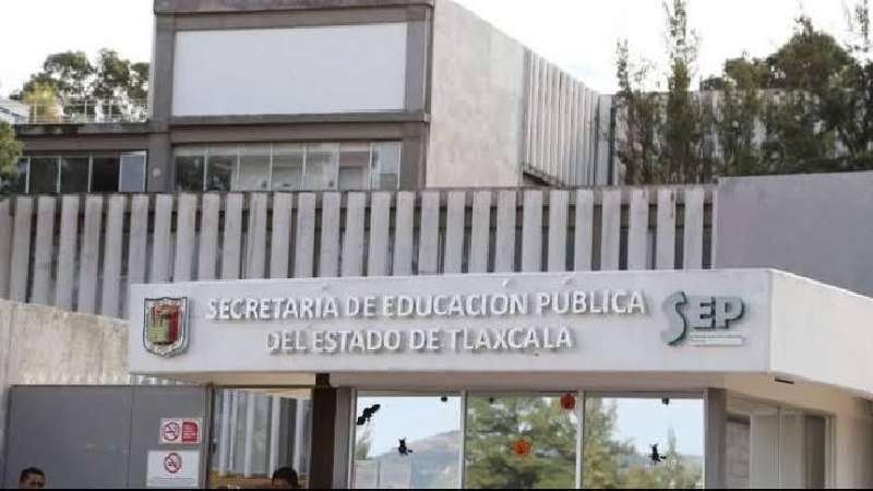 Denuncia docente que la SEPE no le ha pagado su salario