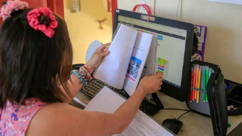 Ciclo escolar podría alternar clases presenciales y en línea por Cov...