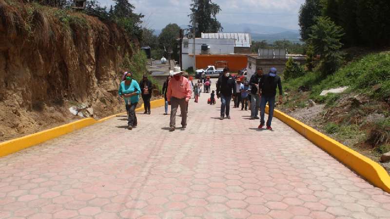 Se inauguran trabajos de guarniciones y adoquín en calle Manuel Ávil...