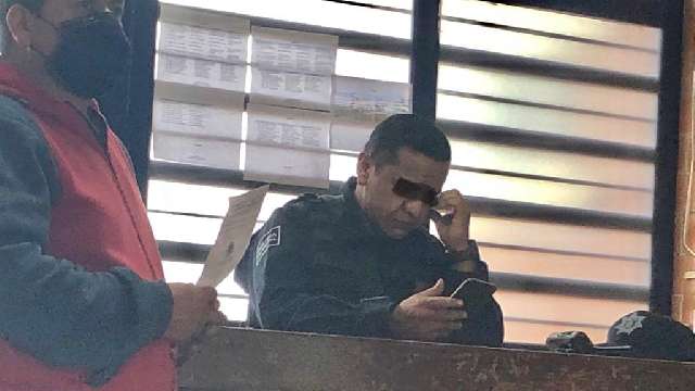 Policías de Apizaco sin cubrebocas ni sana distancia en oficinas, omi...