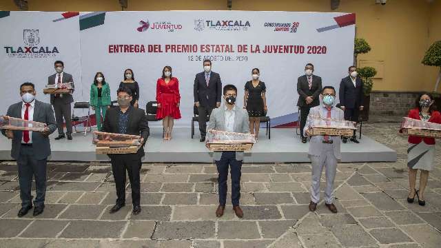 Marco Mena entrega el premio estatal de la juventud 2020