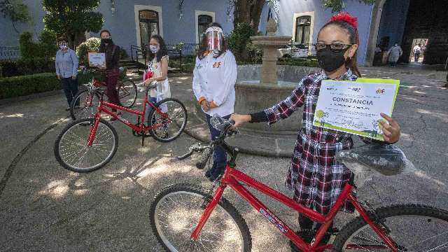 Premia DIF a ganadores del certamen 