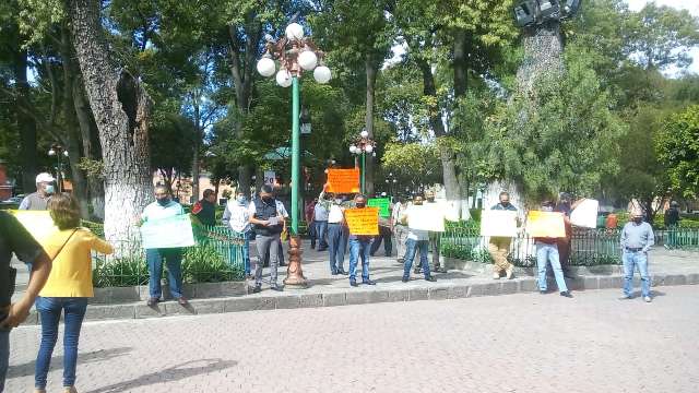 Ahora taxistas se manifiestan, piden apoyo por pandemia