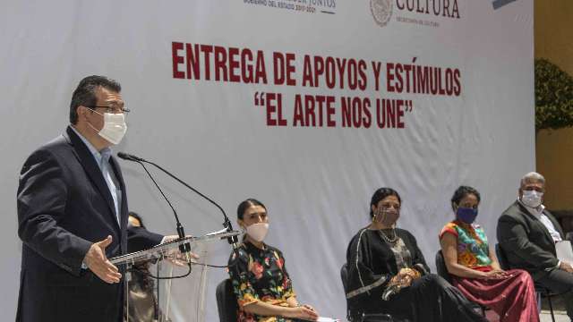 Marco Mena y Alejandra Frausto entregan estímulos económicos a gesto...