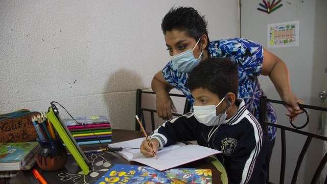 Sin libros de texto toman clase estudiantes de primaria, preescolar y ...