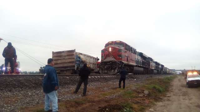 Choca tren con camión que intentó ganarle el paso 