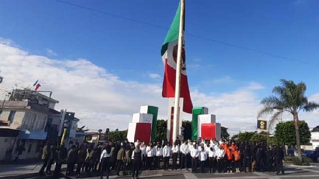 Honran a héroes del presente y de la Independencia en homenaje en Xic...