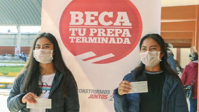 En Contla fueron entregadas 275 becas 