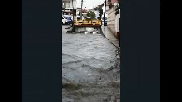Fuerte lluvia azota al sur de la entidad, deja calles inundadas en Zac...