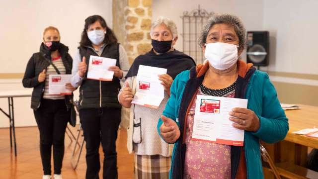 Entregan tarjetas bancarias a beneficiarios del programa 