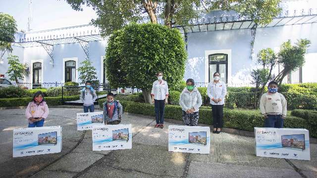 Entrega Sandra Chávez apoyos a estudiantes tlaxcaltecas para prevenir...