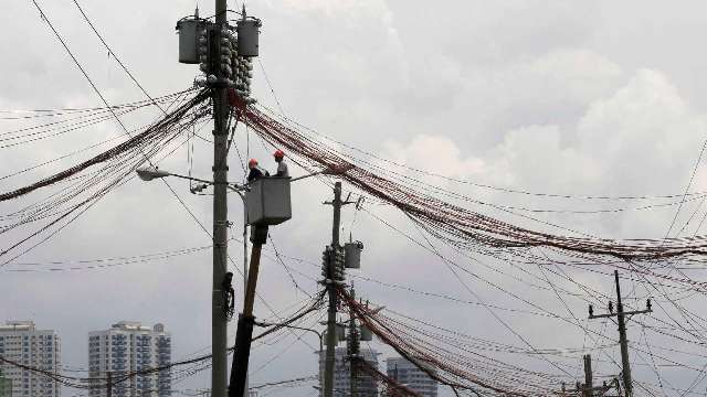 Sin luz vecinos de Panotla, detienen actividades 