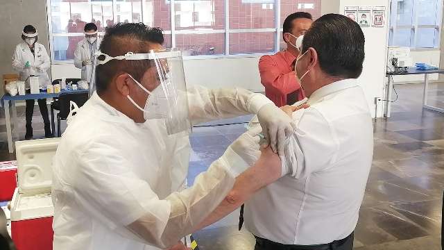 Aplican vacuna contra la influenza a trabajadores y ciudadanos en el P...