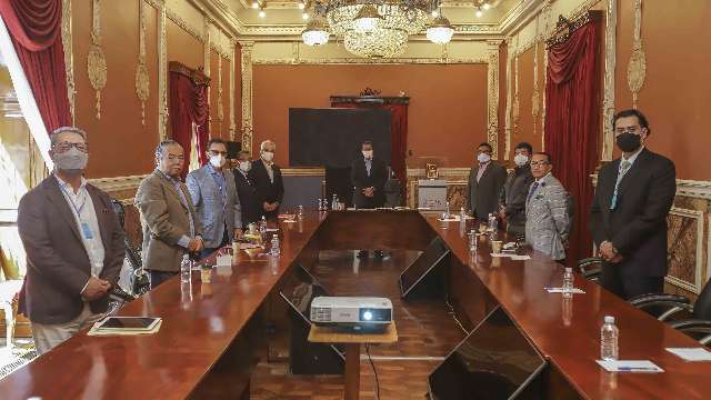 Marco Mena se reúne con dirigentes de partidos políticos