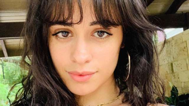 Camila Cabello sube foto y se le ven seis dedos