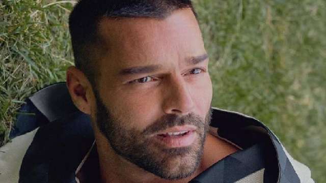 Revelan el primer noviazgo de Ricky Martin con otro hombre