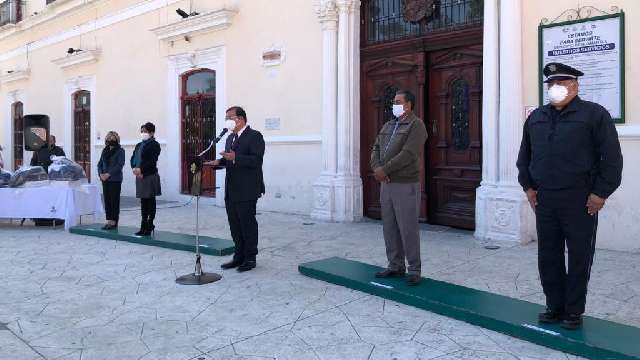 Entrega alcalde de Huamantla uniformes y patrullas a policías municip...