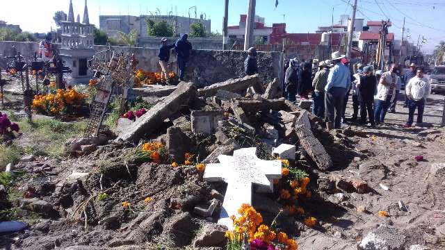 Destruyen 50 tumbas en panteón de SPM para construir una cancha, pobl...