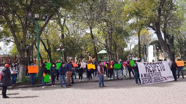 Se movilizan docentes de Emsad para exigir prestaciones 