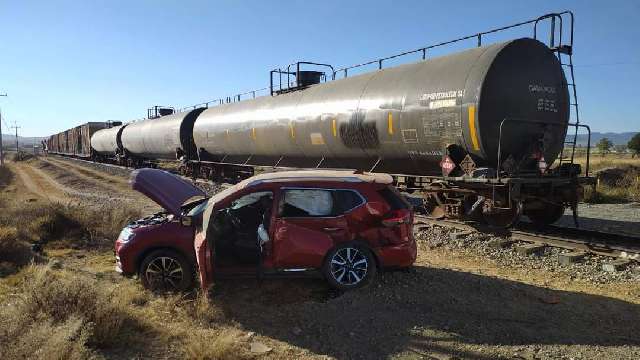 Camioneta donde viajaba familia intenta ganarle paso al tren y es impa...