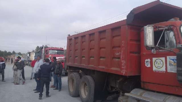 En demanda de trabajos de reecarpetamiento, transportistas bloquean ca...