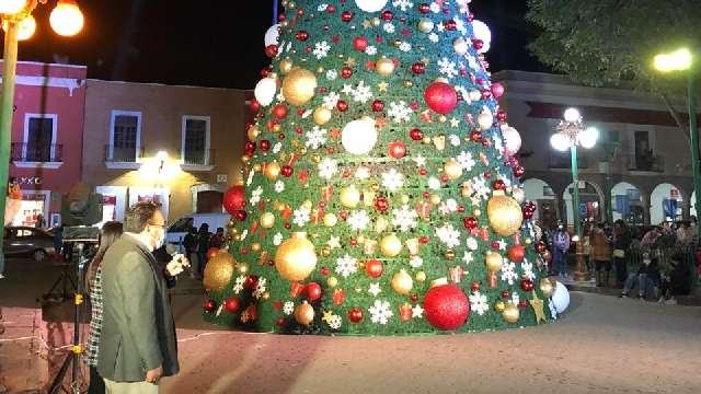 Encabeza secretario de gobierno encendido del árbol y luces navideña...