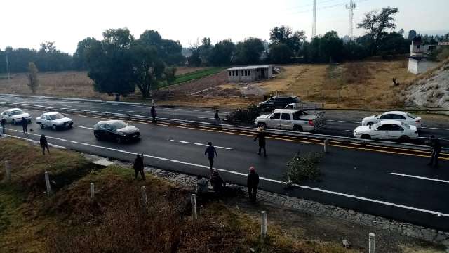 Otra vez cierran habitantes de Acatitla la Tlaxcala-Texmelucan, en pro...