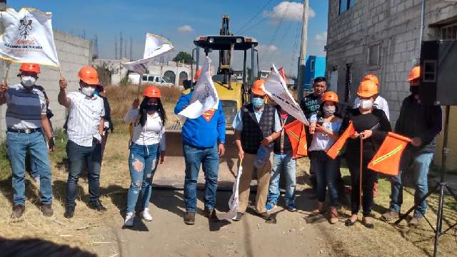 Alcalde de Xicohtzinco da banderazo de inicio de obras de privada Feli...