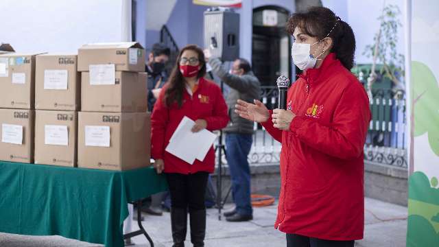 Entrega Sandra Chávez cinco vehículos adaptados para personas con di...