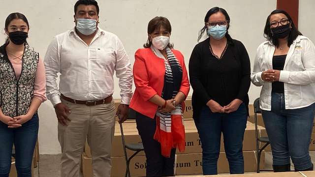 Entregan calentadores solares Anabell Ávalos y Laura Flores a familias de la capital