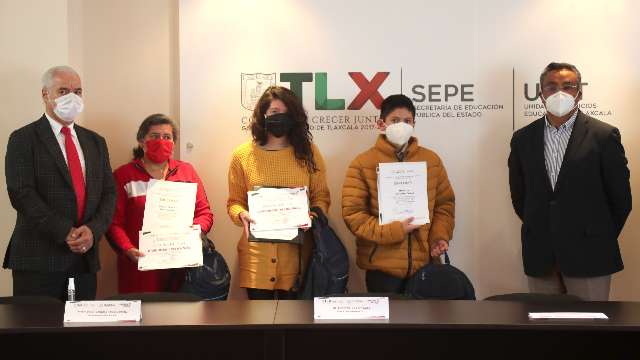 Premia SEPE-USET a ganadores estatales del concurso nacional de expres...
