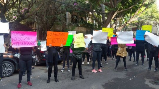 Mujeres protestan en sede de Morena; piden no aceptar candidatura de Félix Salgado