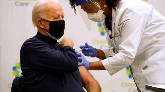 Joe Biden se vacuna contra el coronavirus con dosis de Pfizer y BioNTech