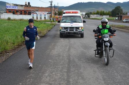ULTRAMARATONISTA RECORRE 300 KM COMO PARTE DE LA CARAVANA DONATÓN 2012  