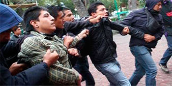 Golpean a jóvenes en Palacio de Gobierno 