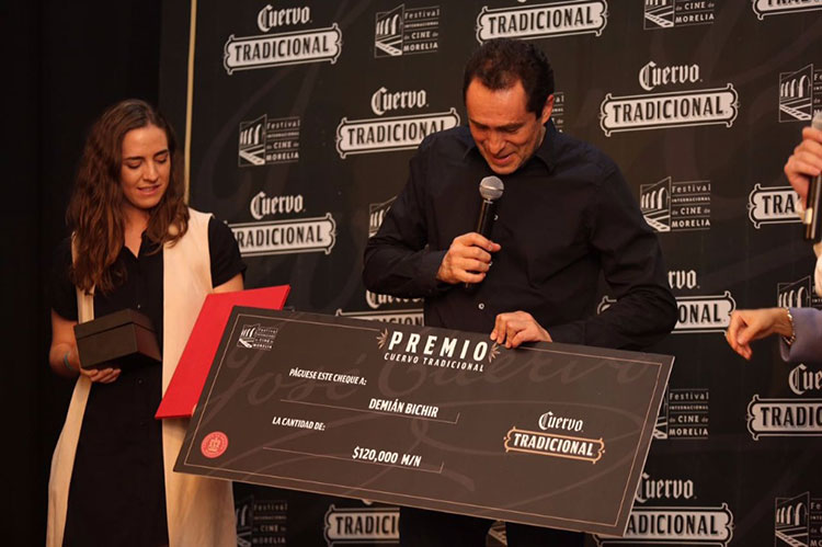 Demián Bichir dona premio a padres de normalistas desaparecidos
