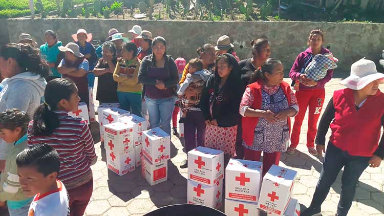 Entregan despensas la CEDH y la Cruz Roja