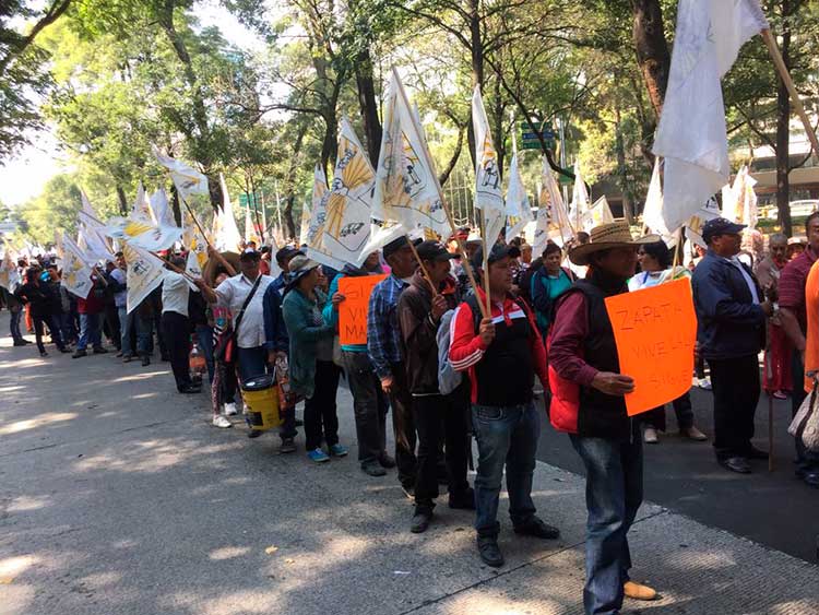 Campesinos tlaxcaltecas se manifiestan en Los Pinos