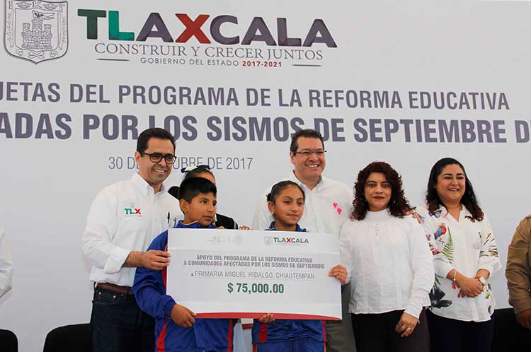 Entrega Marco Mena recursos a 534 escuelas para reparación de daños por sismo