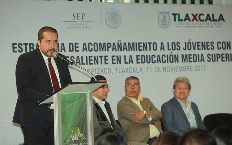 Reciben 115 jóvenes becas de talento de educación media superior
