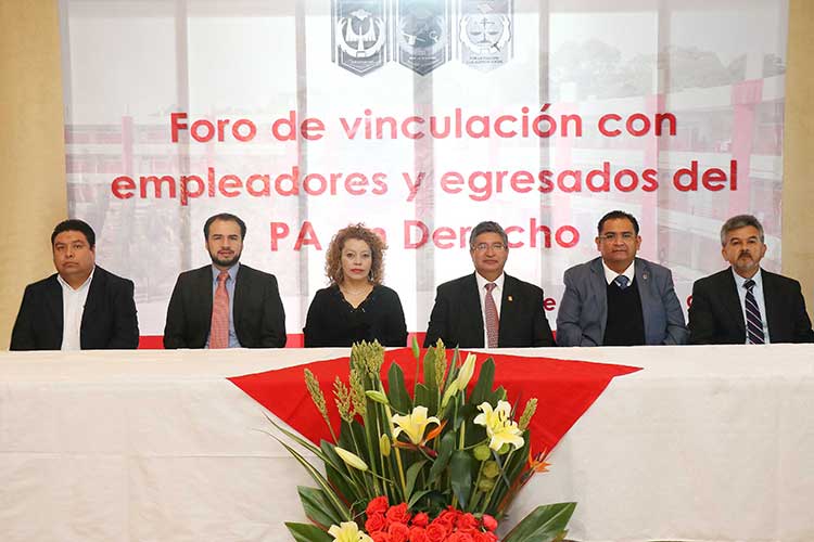 Vincula UAT a empleadores y egresados en Derecho