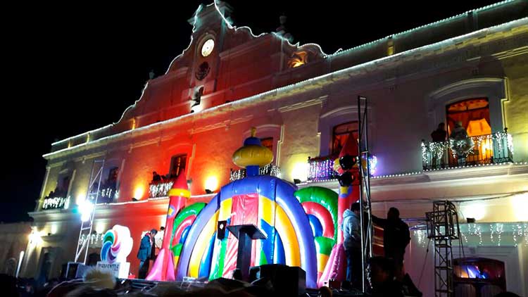 Personajes navideños inundan calles de Huamantla