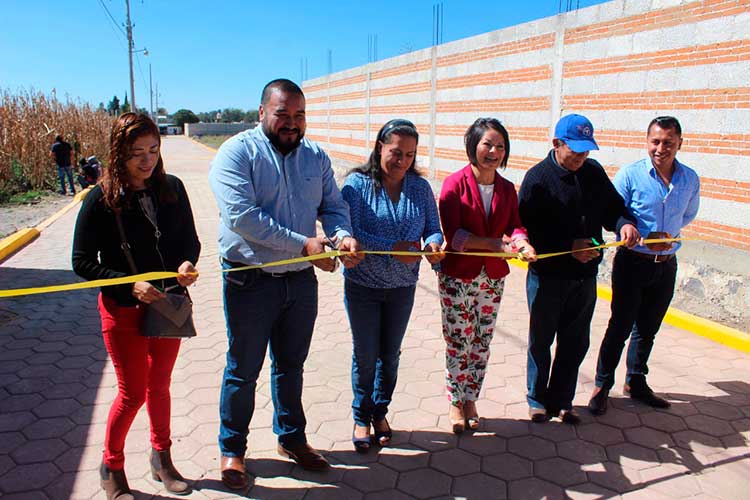 Entregan obra  de adoquinamiento en Xicohtzinco por 700 mil