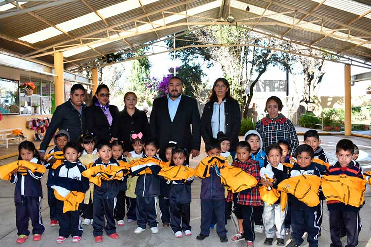 Finalizo José Isabel Badillo con entrega de uniformes escolares