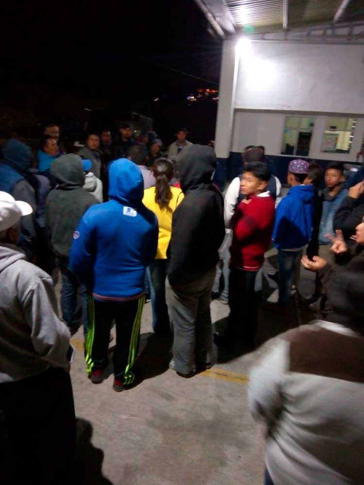 Dispersan con gas lacrimógeno a manifestantes en Tzompantepec