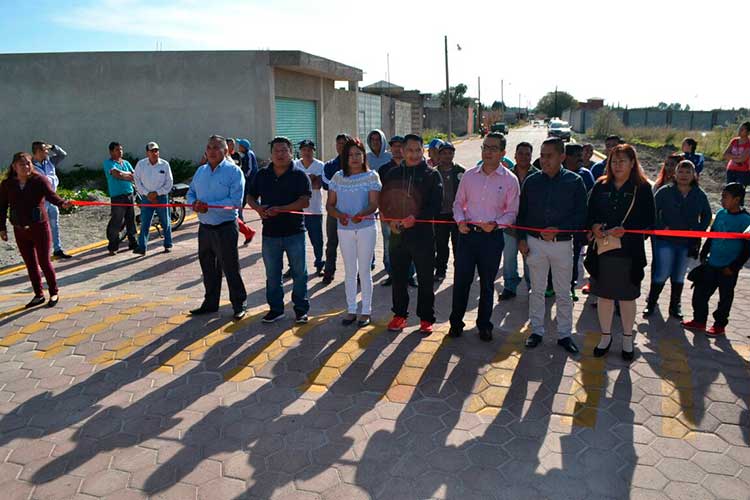 Estrenan adoquinamiento en Quilehtla