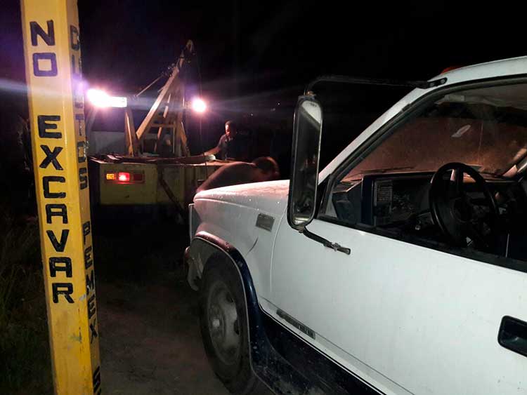 Persiguen a huachicoleros, aseguran a dos camionetas